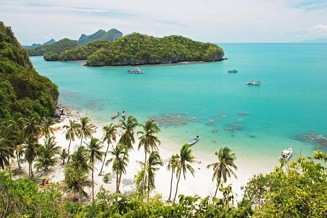 Ang Thong National Marine Park Speedboat from Koh Samui - Thalay Nai and the Emerald Lake: limestone cliffs and a saltwater break